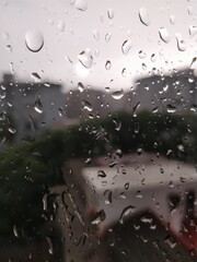 Ventana húmeda en un día lluvioso