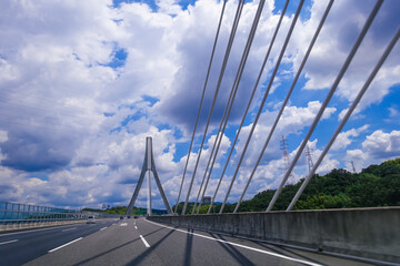 Fototapeta premium 豊田アローズブリッジ、晴れた日に新東名から伊勢湾岸道をドライブ
