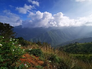Obraz premium clouds over the Nilgiri mountains