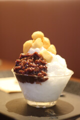 ice flakes with syrup , 빙수