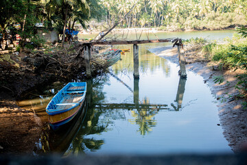 Obraz premium boat in back water 