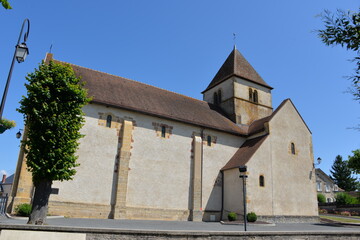 Fototapeta na wymiar Église de Cercy la Tour 