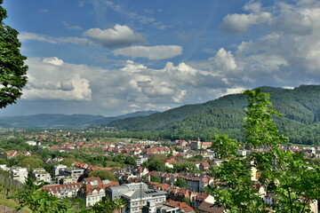 Fototapeta na wymiar Freiburg im Frühling unter Wolken