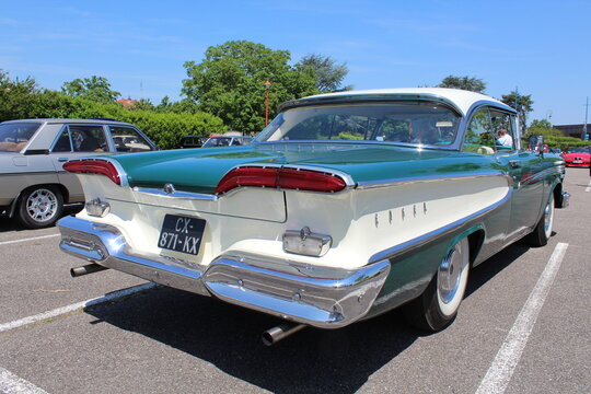 Edsel Pacer, voiture americaine 2 portes decapotable, ville de Saint Pierre de Chandieu, France
