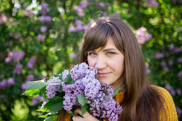 Naklejka premium beautiful young mother with long dark hair walks in the park. Fresh summer air. Family summer walks