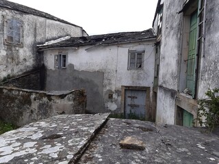 Fototapeta na wymiar Viviendas abandonadas en estado ruinoso en Baamonde, Galicia