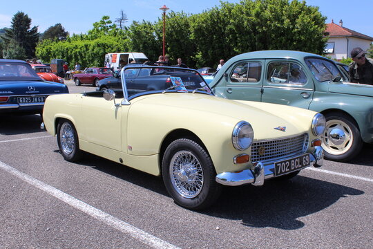 Austin Healey Sprite, voiture anglaise decapotable 2 places jaune, ville de Saint Pierre de Chandieu, France