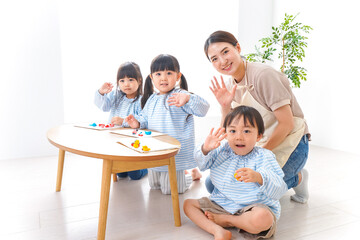 幼稚園の先生と児童