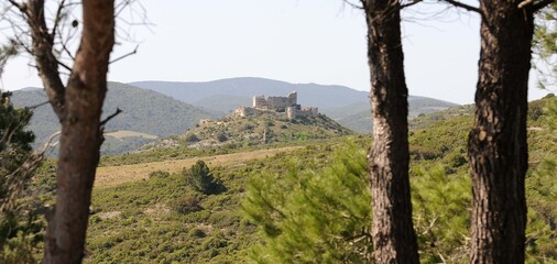 Fototapeta premium Château d'Aguilar près du village de Tuchan dans l'Aude en Roussillon Occitanie France