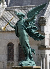 Le mausolée de l'archange à la trompette dans le cimetière de Loctudy au pays Bigouden en...