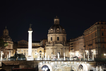 Obraz premium Night view of the architecture of ancient Rome