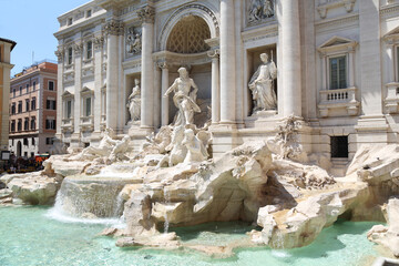 The largest fountain in Rome - Trevi Fountain