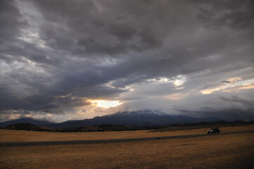 Obraz premium Scenic pan view of road to Oregon with mountain on background, cloudy dark sky, United States