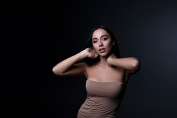 Naklejka premium portrait of a young woman in the studio on a dark background