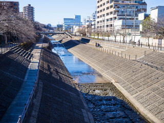 街並みを流れる川