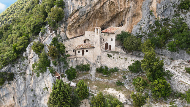 tra le rocce dell’aspra montagna del Sasso di Pale si può ammirare il santuario di Santa Maria Giacobbe in Pale

