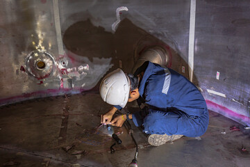 Male into the fuel tank oil area confined space
