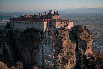 Fototapeta na wymiar Mysterious hanging over rocks monasteries of Meteora, Greece is one of the gems of Greece. it consists of a number of rock pinnacles topped with a total of 24 monasteries, 6 of which are still in use 