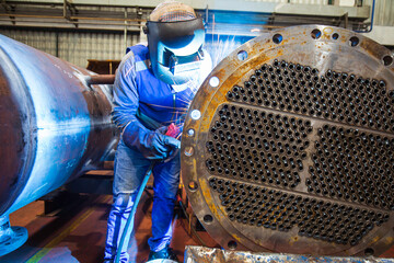 Welding male worker metal is part in machinery heat exchange flange pipeline construction
