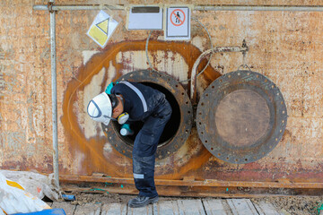 Male into the fuel tank oil area confined space