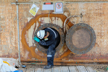 Male into the fuel tank oil area confined space