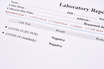 Obraz premium COVID-19 test results by using RT-PCR method and rapid test antibody method, the results both negative
