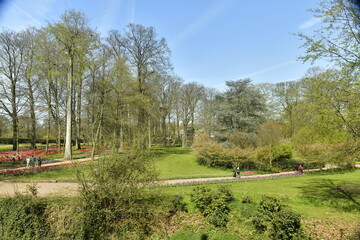 Le parc du château de Grand-Bigard avec ses pelouses ,ses chemins et son bois au début du printemps
