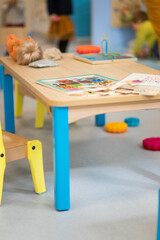 Table d'activit&eacute; dans une cr&egrave;che avec des jeux et puzzle dessus 