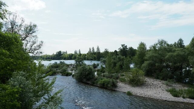 Isteiner Schwellen im Oberrhein. Istein am Rhein. Kleiner Strand und Nacktbadestrände zwischen Stromschnellen und wilden Natur am Wasser