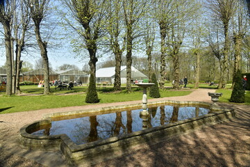 Petite pièce d'eau à l'entrée du bois au domaine du château de Grand Bigard à l'ouest de Bruxelles