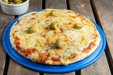 pizza de muzzarella en bandeja azul