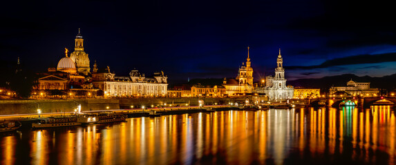 Fototapeta na wymiar Semper Oper Dresden Panorama