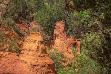 Vue du sentier des ocres à Roussillon, dans le Lubéron, Provence, sud de la France.	
