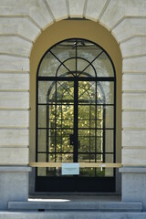 Fototapeta na wymiar Porte vitrée rustique du pavillon d'été à l'arboretum de Wespelaar 
