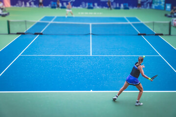 tennis player on tennis court - obrazy, fototapety, plakaty