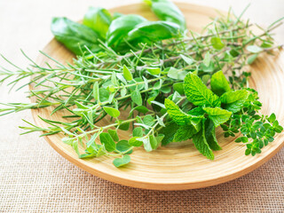 新鮮なキッチンハーブ