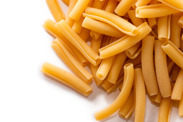 Ziti, tipica pasta italiana su fondo bianco 