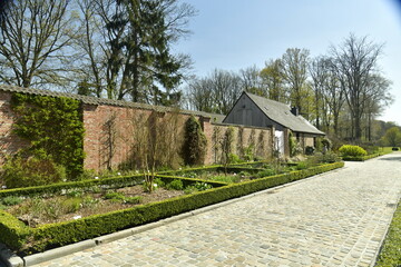 Fototapeta na wymiar Parterres de plantes et de fleurs le long de l'allée d'accès à l'arboretum de Wespelaar 