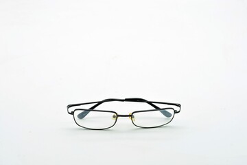 Gafas de visión graduadas, con cristales transparentes, aisladas sobre fondo blanco