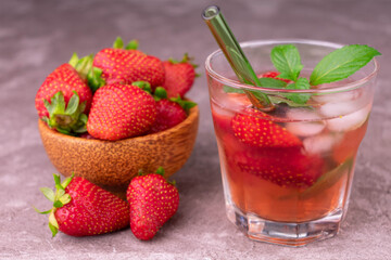 
Strawberry refreshing drink with mint on a gray background.
Close-up.