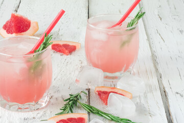 Summer grapefruit cocktail with rosemary and ice