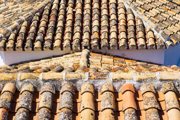 Detalle del tejado de tejas de la iglesia de Mijas