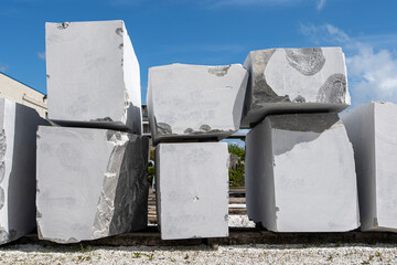 Blocchi di marmo Grigio Argentato proveniente dal paese di Minucciano in Garfagnana sulle Alpi...