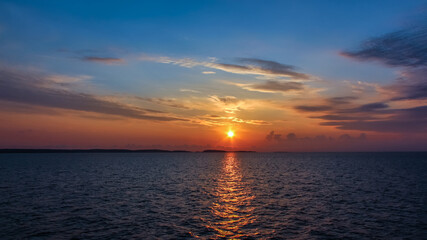 Obraz premium Sunrise over the sea. View of Lake Ladoga in the early morning at dawn from the ship.