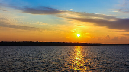 Obraz premium Sunrise over the sea. View of Lake Ladoga in the early morning at dawn from the ship.
