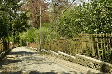 Route accidentée et barrières rouillées près du domaine du château du Rond Chêne à Esneux au sud de Liège