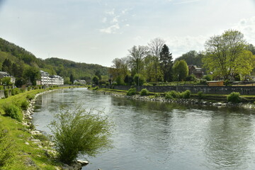 Fototapeta premium L'Ourthe à contre jour en amont du pont à Esneux au sud de Liège 