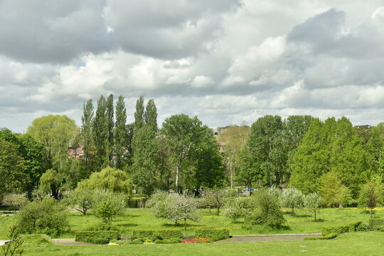 Vue sous une &eacute;claircie des Jardins Jean Sobieski depuis les balcons panoramiques de celui du Fleuriste &agrave; Laeken