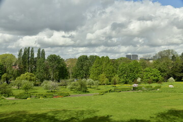 Vue sous une éclaircie des Jardins Jean Sobieski depuis les balcons panoramiques de celui du Fleuriste à Laeken
