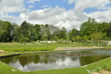 L'une des pi&egrave;ces d'eau entour&eacute;e de d&eacute;coration paysag&egrave;re idyllique aux Jardins du Fleuriste &agrave; Laeken